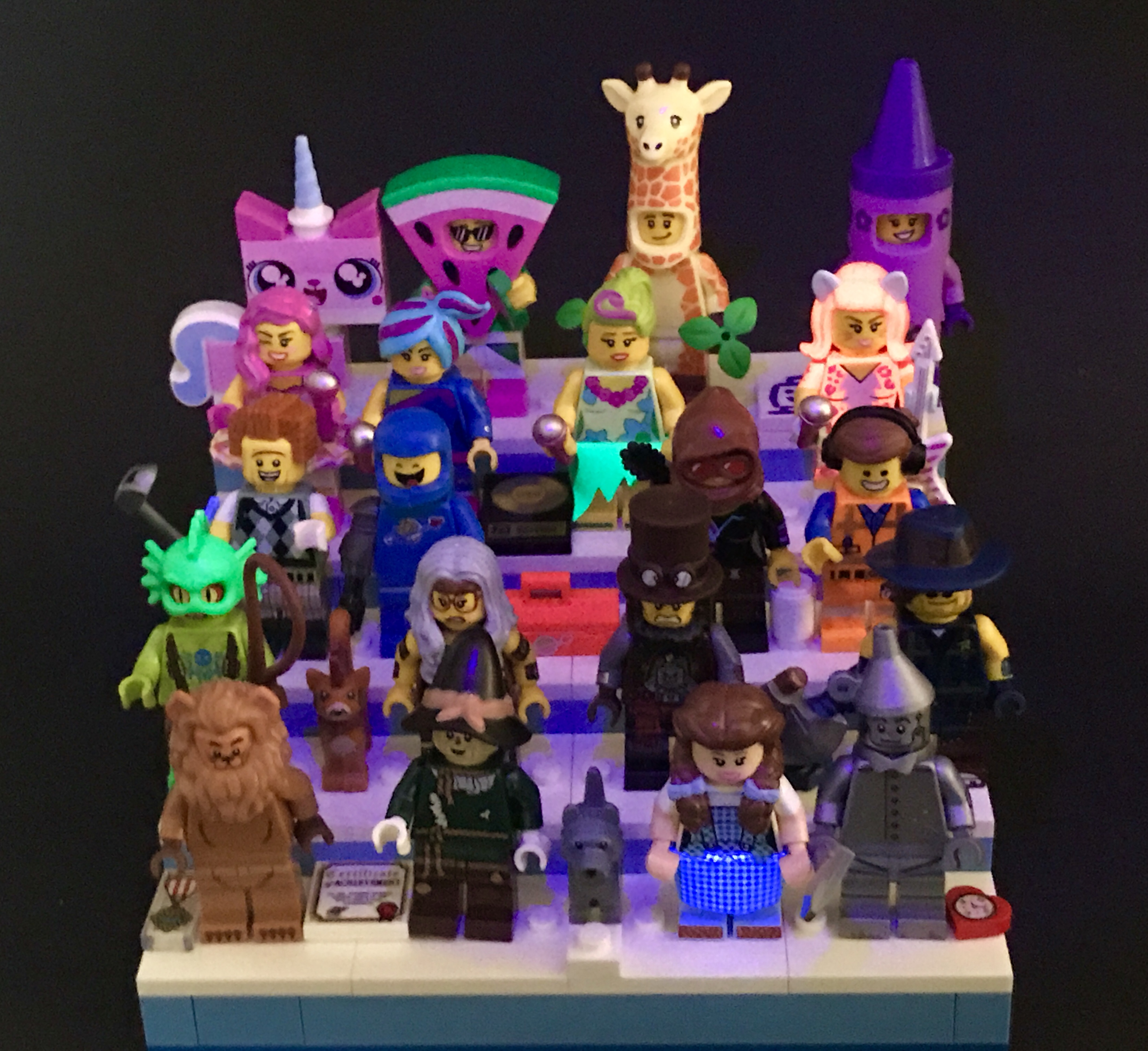 Looking at The LEGO Movie 2 Collectable Minifigures in a New Light [UV Review 71023]